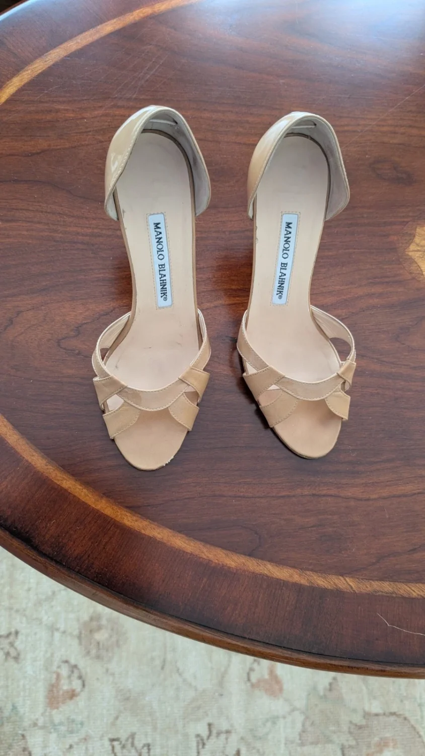 Manolo Blahnik 35.5 露趾米色漆皮鞋。-