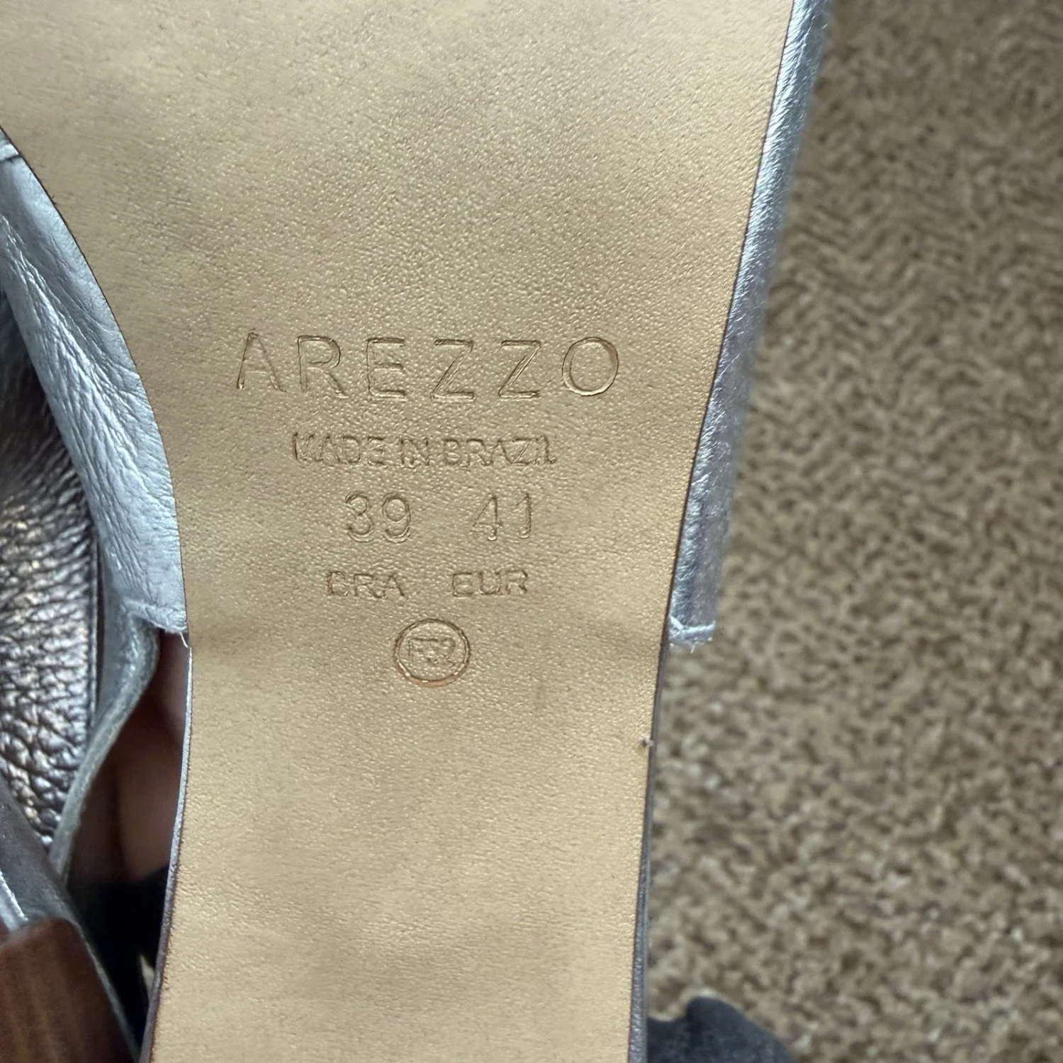 Arezzo 银色和金色扣吊带乐福鞋女式 EU 41 巴西制造 二手状况完好-