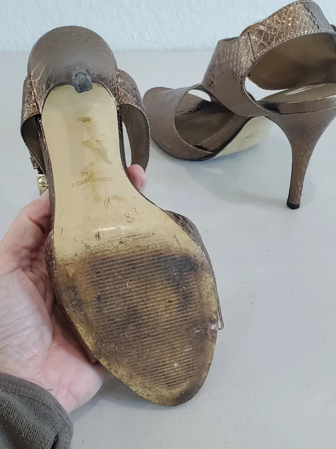 NINE WEST 高跟鞋扣蛇凉鞋 尺寸 7 金属青铜-