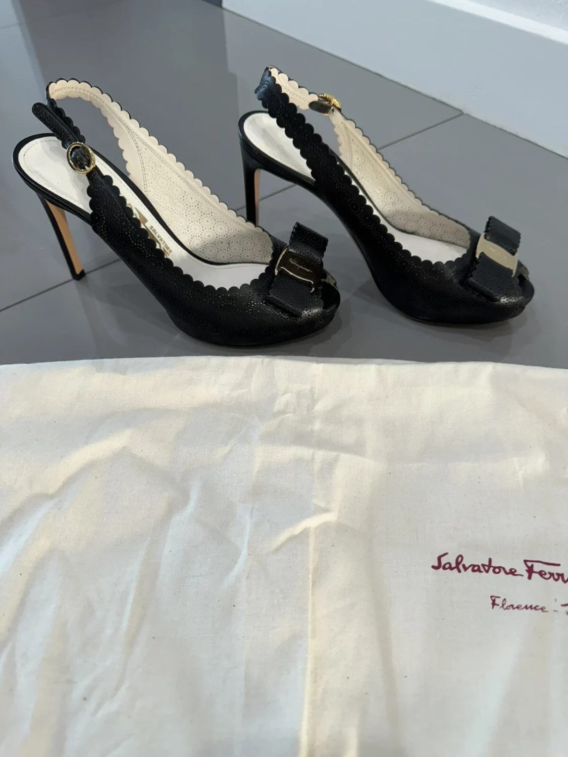 Salvatore Ferragamo 吊带泵 5.5 C 黑色皮革穿孔蝴蝶结高跟鞋-