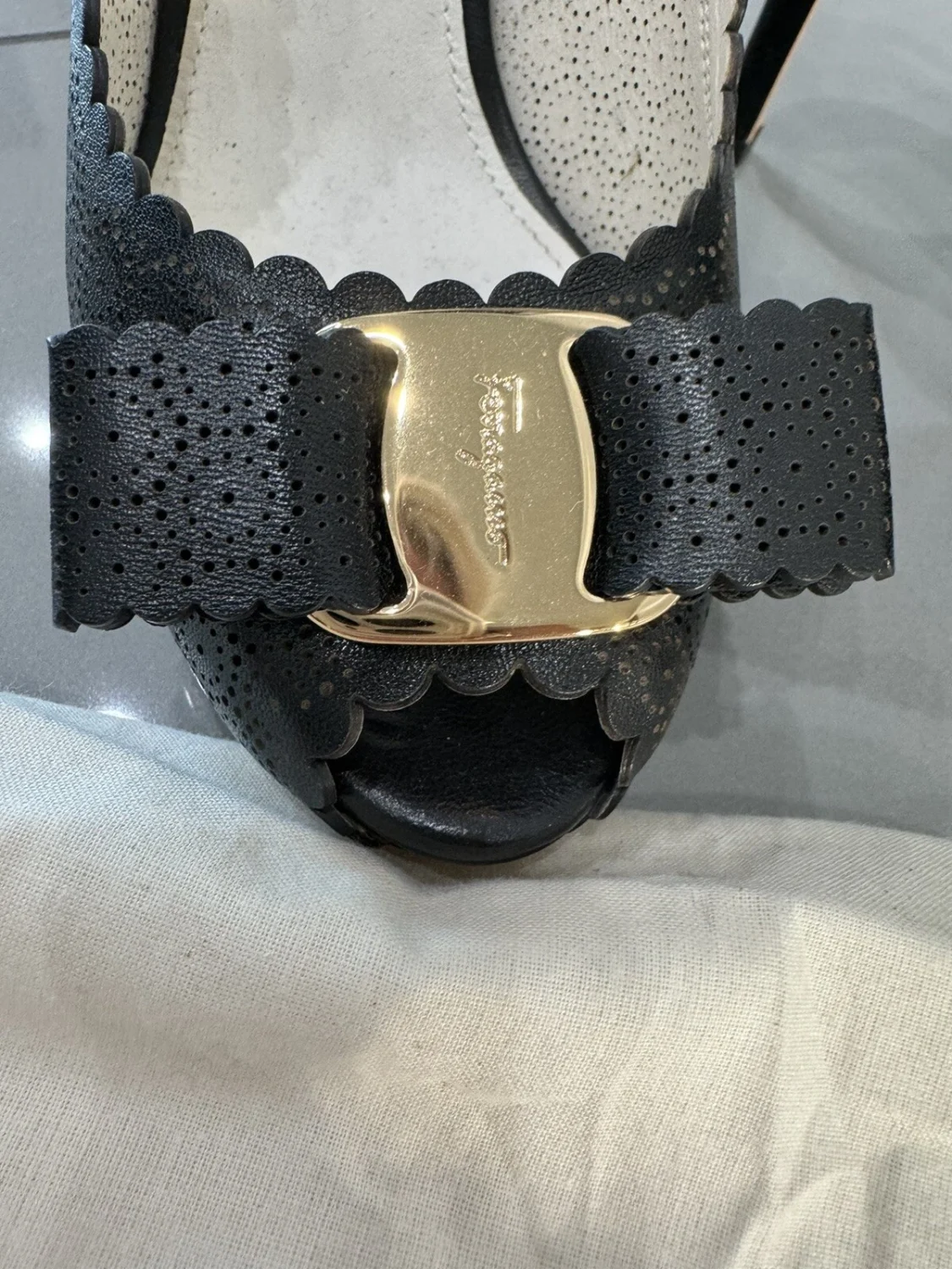 Salvatore Ferragamo 吊带泵 5.5 C 黑色皮革穿孔蝴蝶结高跟鞋-