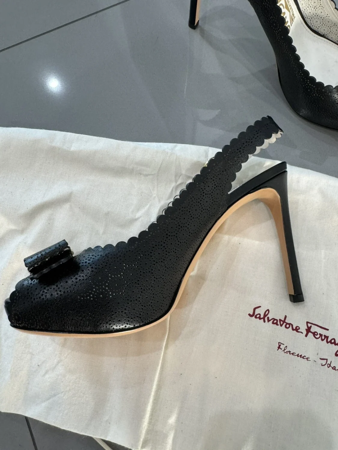 Salvatore Ferragamo 吊带泵 5.5 C 黑色皮革穿孔蝴蝶结高跟鞋-