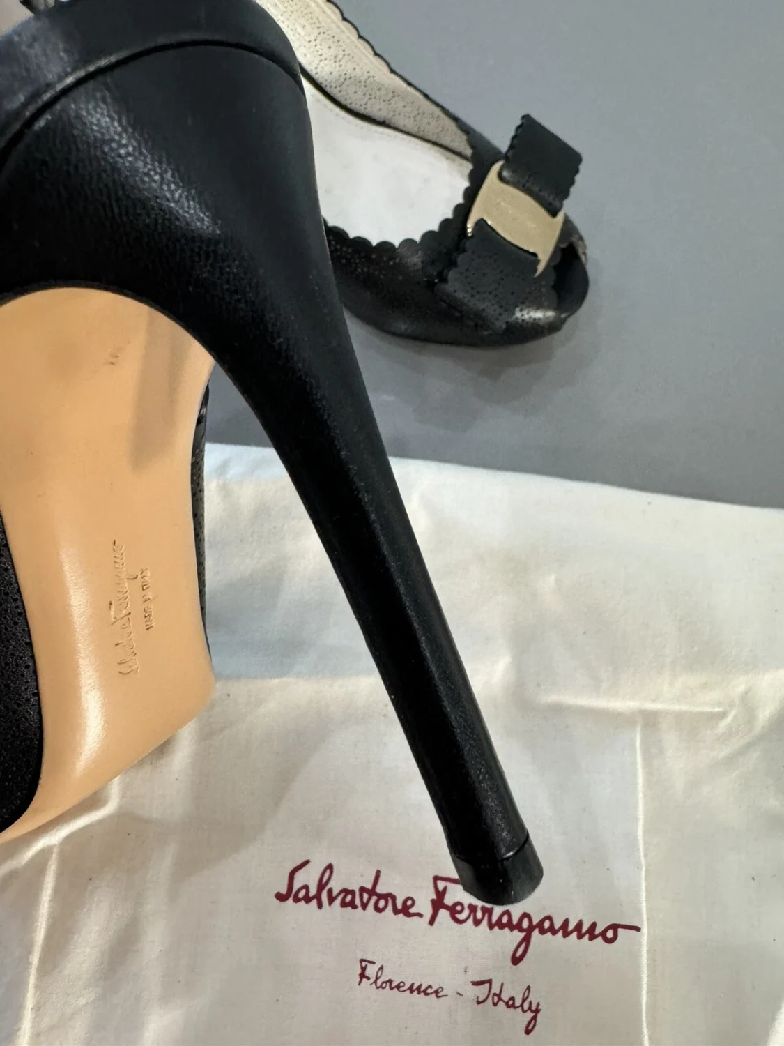 Salvatore Ferragamo 吊带泵 5.5 C 黑色皮革穿孔蝴蝶结高跟鞋-