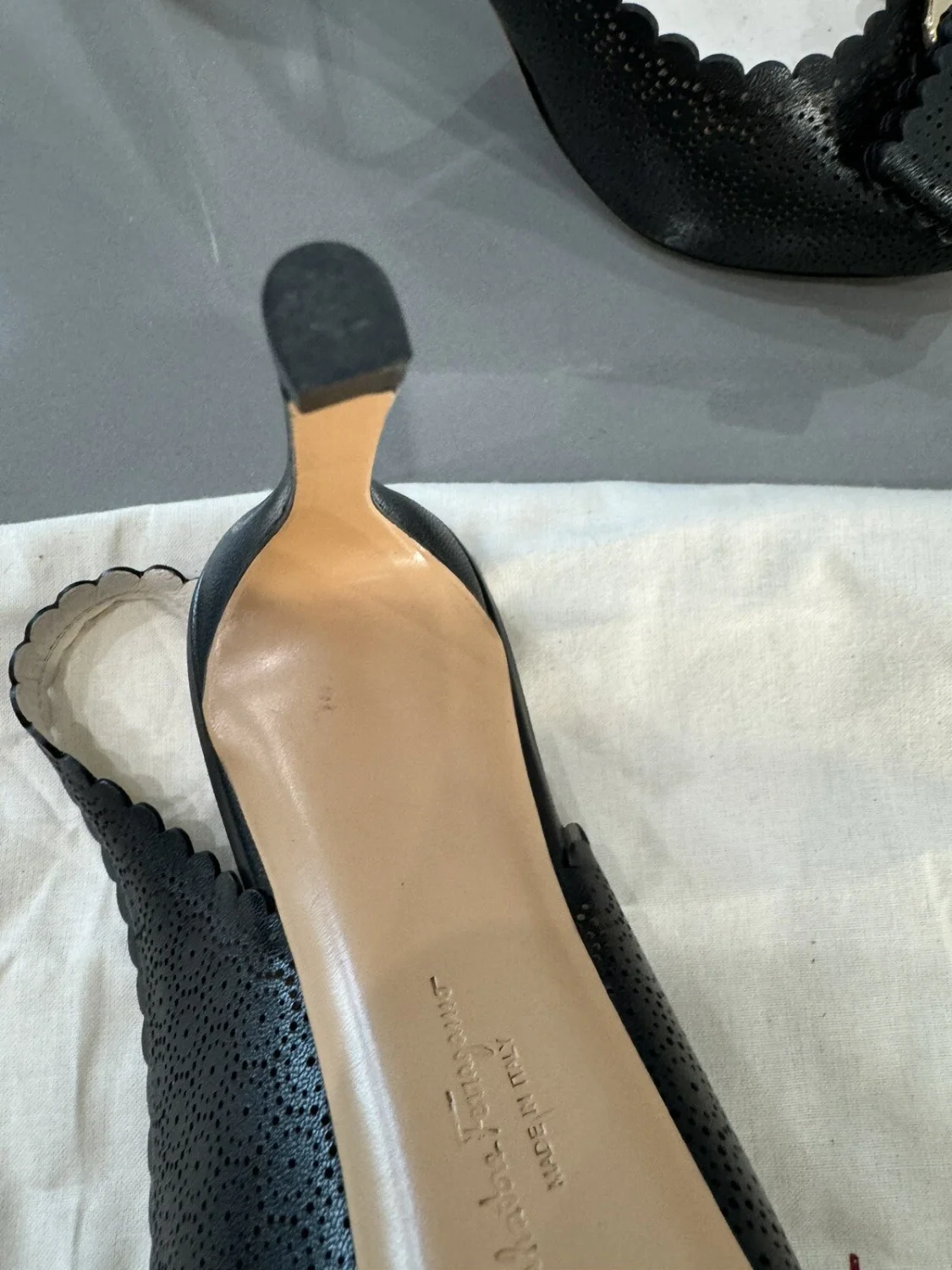 Salvatore Ferragamo 吊带泵 5.5 C 黑色皮革穿孔蝴蝶结高跟鞋-