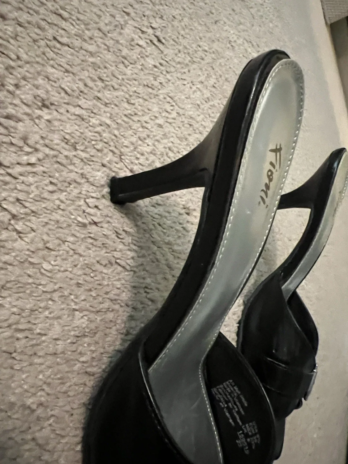 Fioni 黑色扣露趾骡子女式 6.5 码懒人鞋-