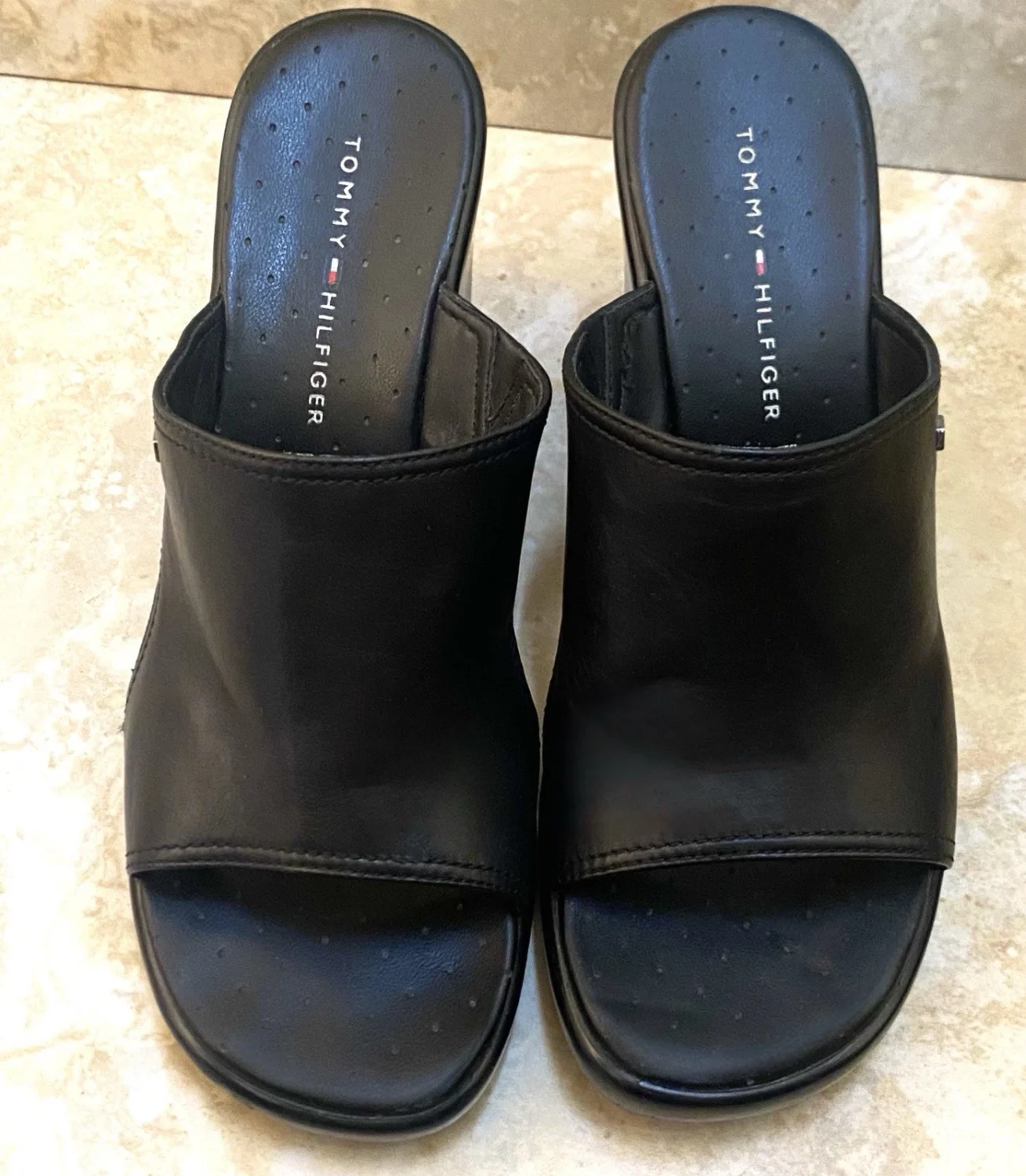 Tommy Hilfiger 露趾骡子凉鞋 8 码黑色 3.5 英寸楔形鞋跟女式-