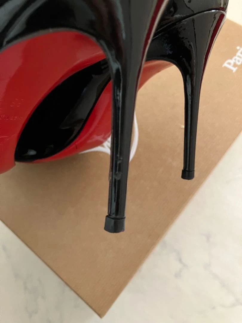 Christian Louboutin 黑色尖头专利泵 36-