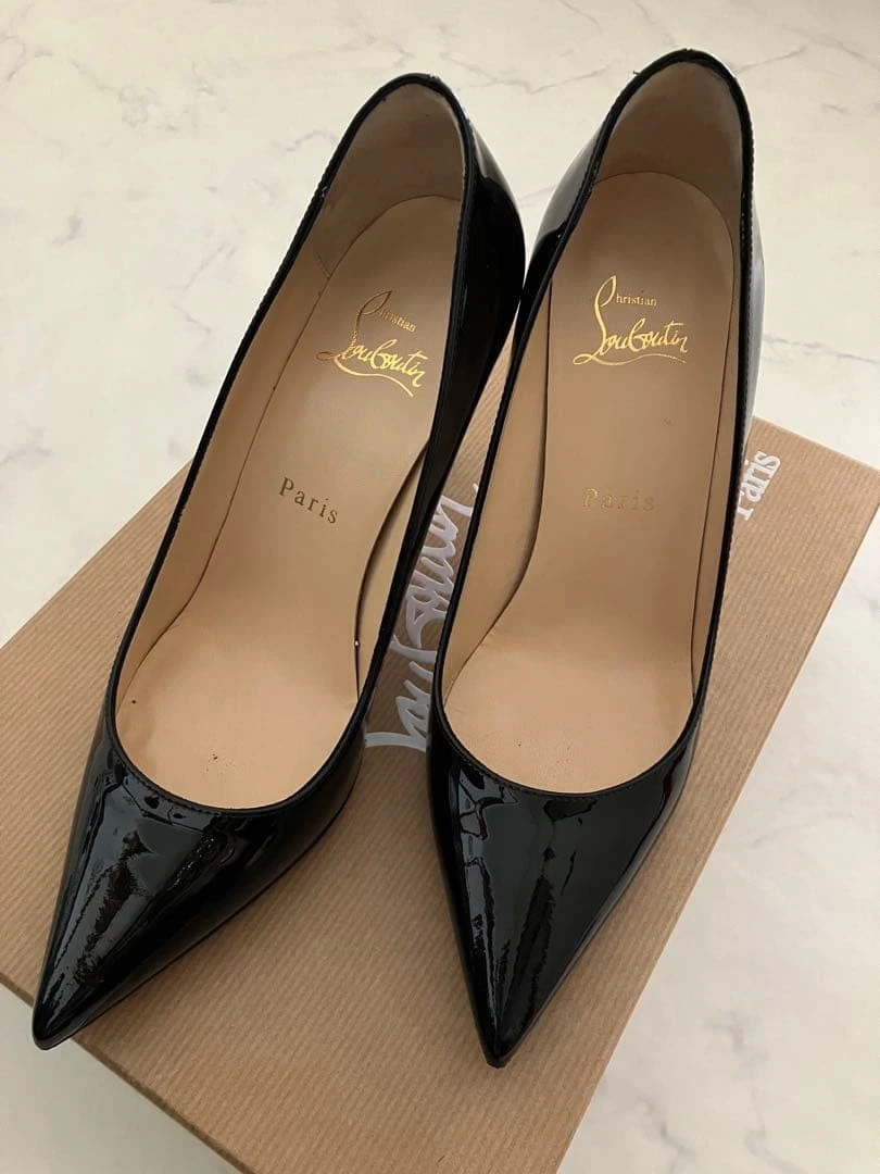 Christian Louboutin 黑色尖头专利泵 36-