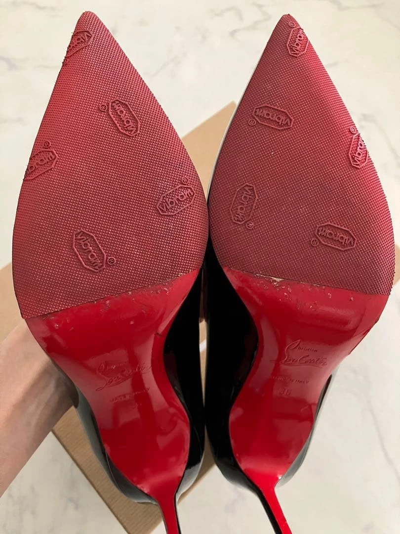 Christian Louboutin 黑色尖头专利泵 36-