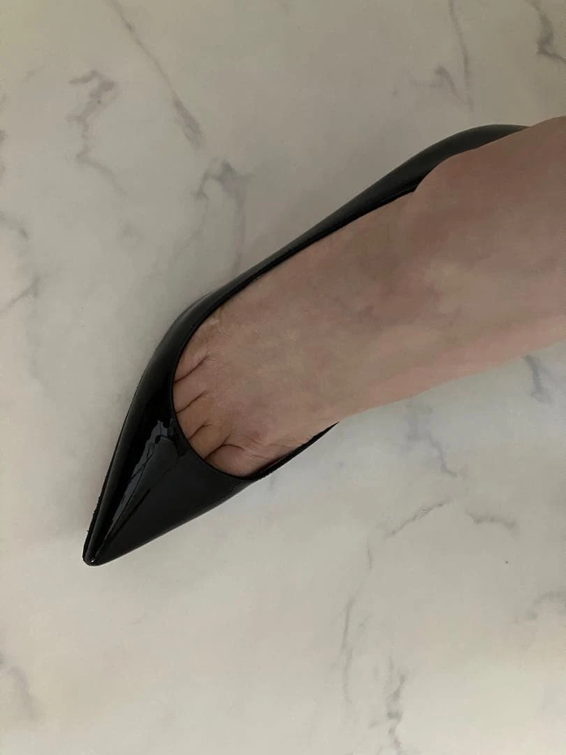 Christian Louboutin 黑色尖头专利泵 36-