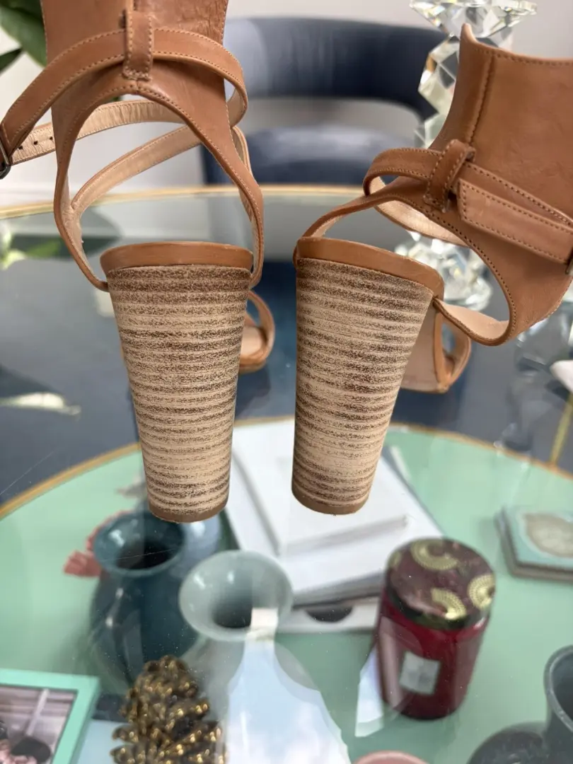 Manolo Blahnik CONVU 105 踝带凉鞋粗跟皮革 38 码 795 美元-
