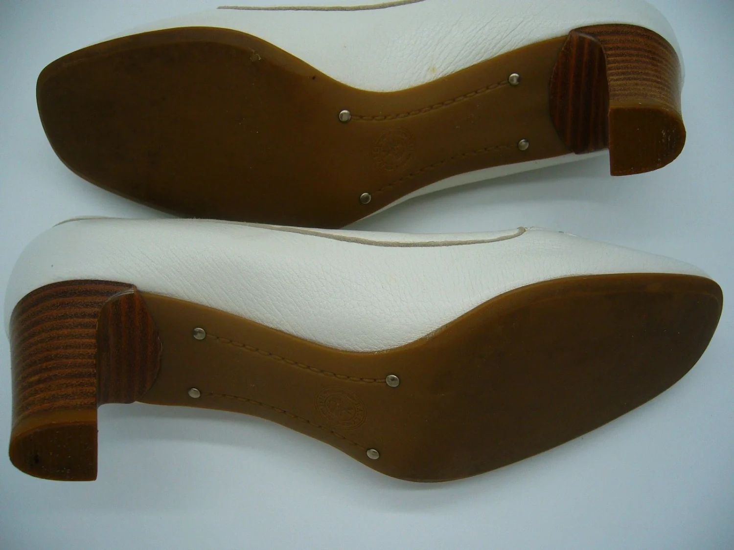 时尚 Bally 白色高跟鞋"Floresa" 38 Eur = 8 美国瑞士全新!-