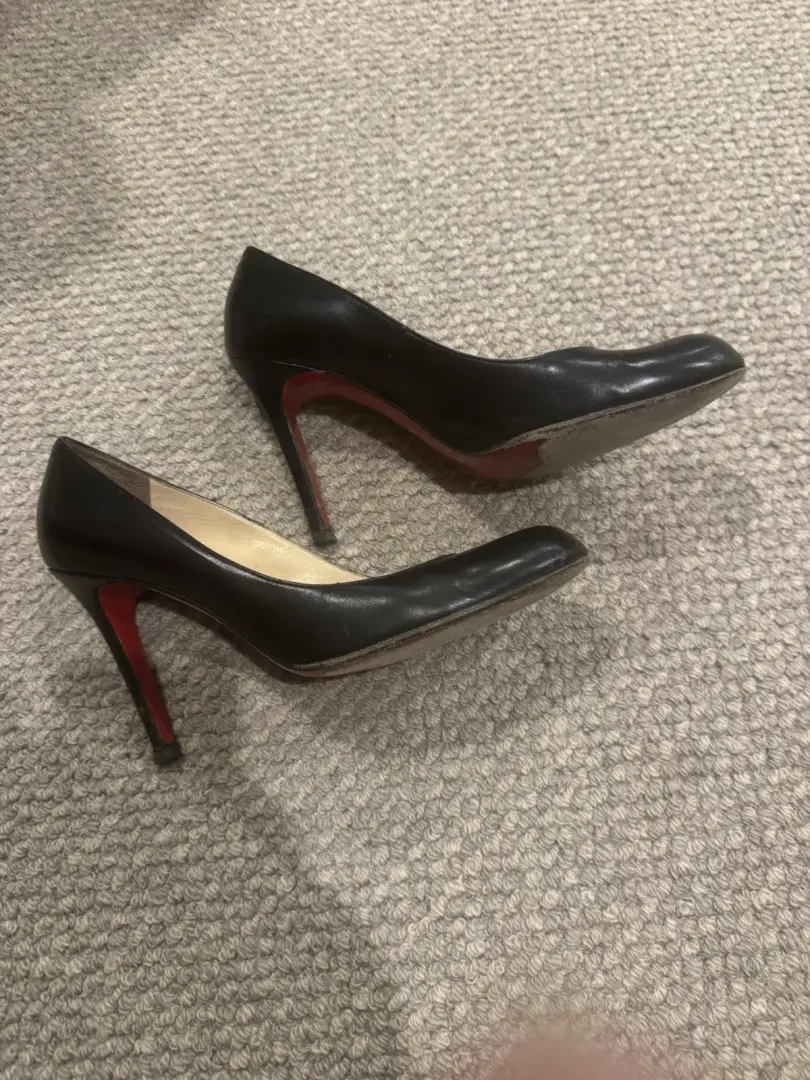 Christian Louboutin 女式浅口鞋 37.5 码黑色皮革圆头-
