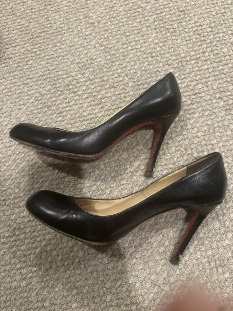 Christian Louboutin 女式浅口鞋 37.5 码黑色皮革圆头-