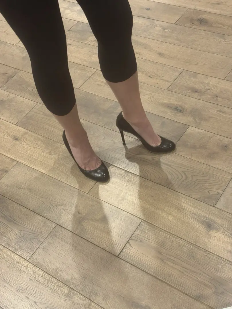 Christian Louboutin 女式浅口鞋 37.5 码黑色皮革圆头-