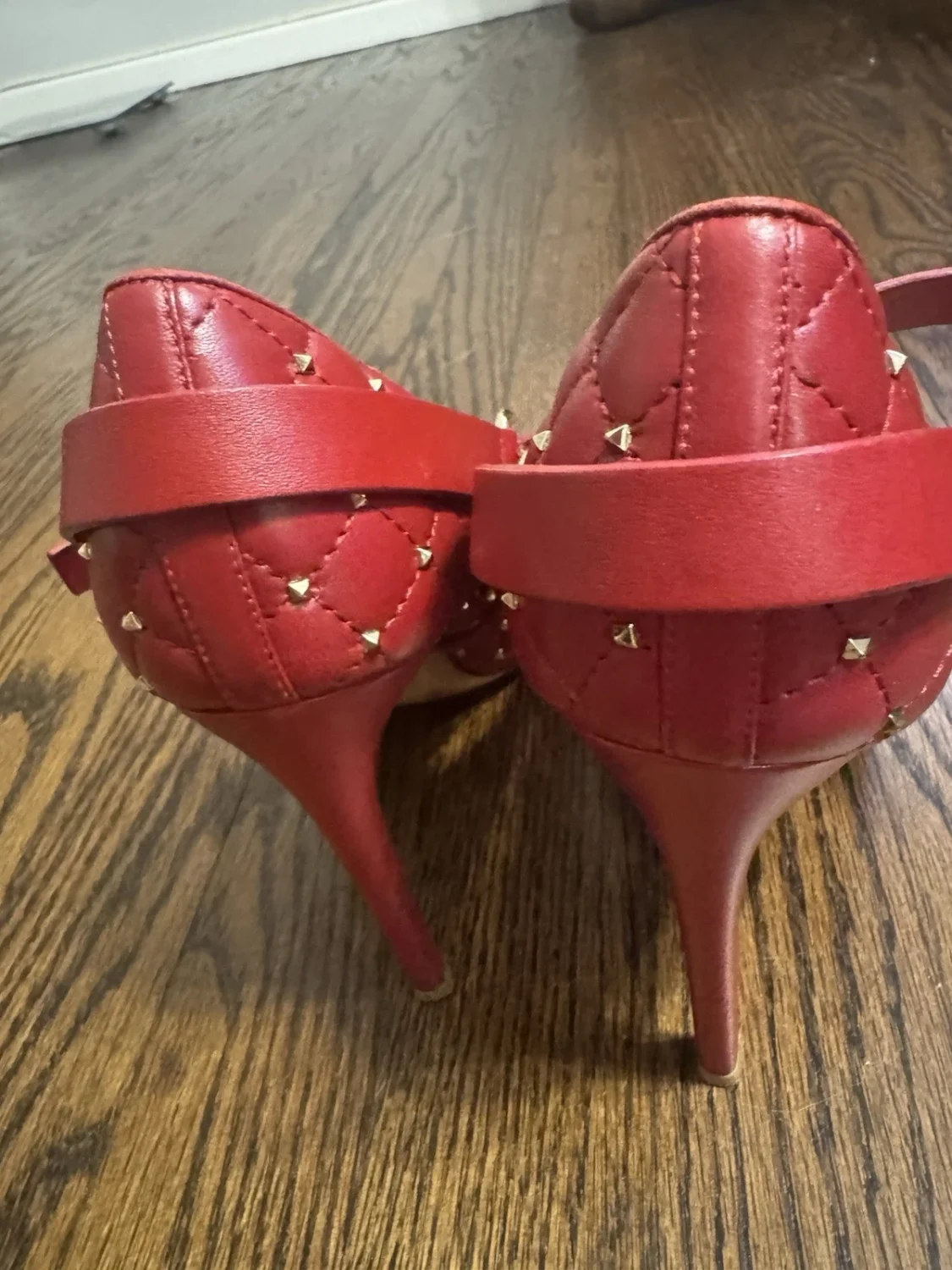 Valentino Garavani 红色铆钉皮革尖头细高跟鞋 7 踝带-
