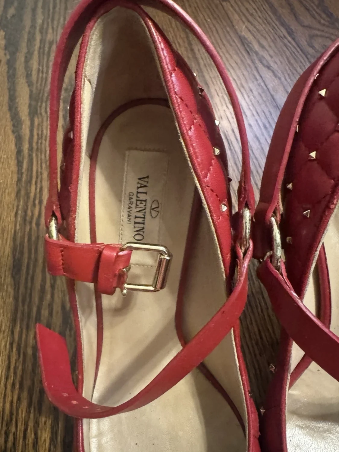 Valentino Garavani 红色铆钉皮革尖头细高跟鞋 7 踝带-