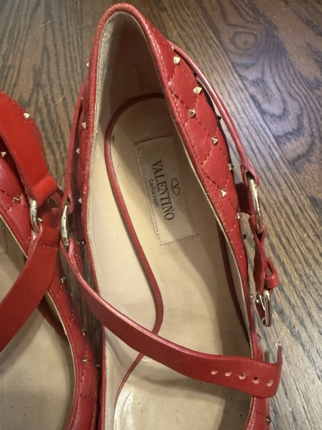 Valentino Garavani 红色铆钉皮革尖头细高跟鞋 7 踝带-