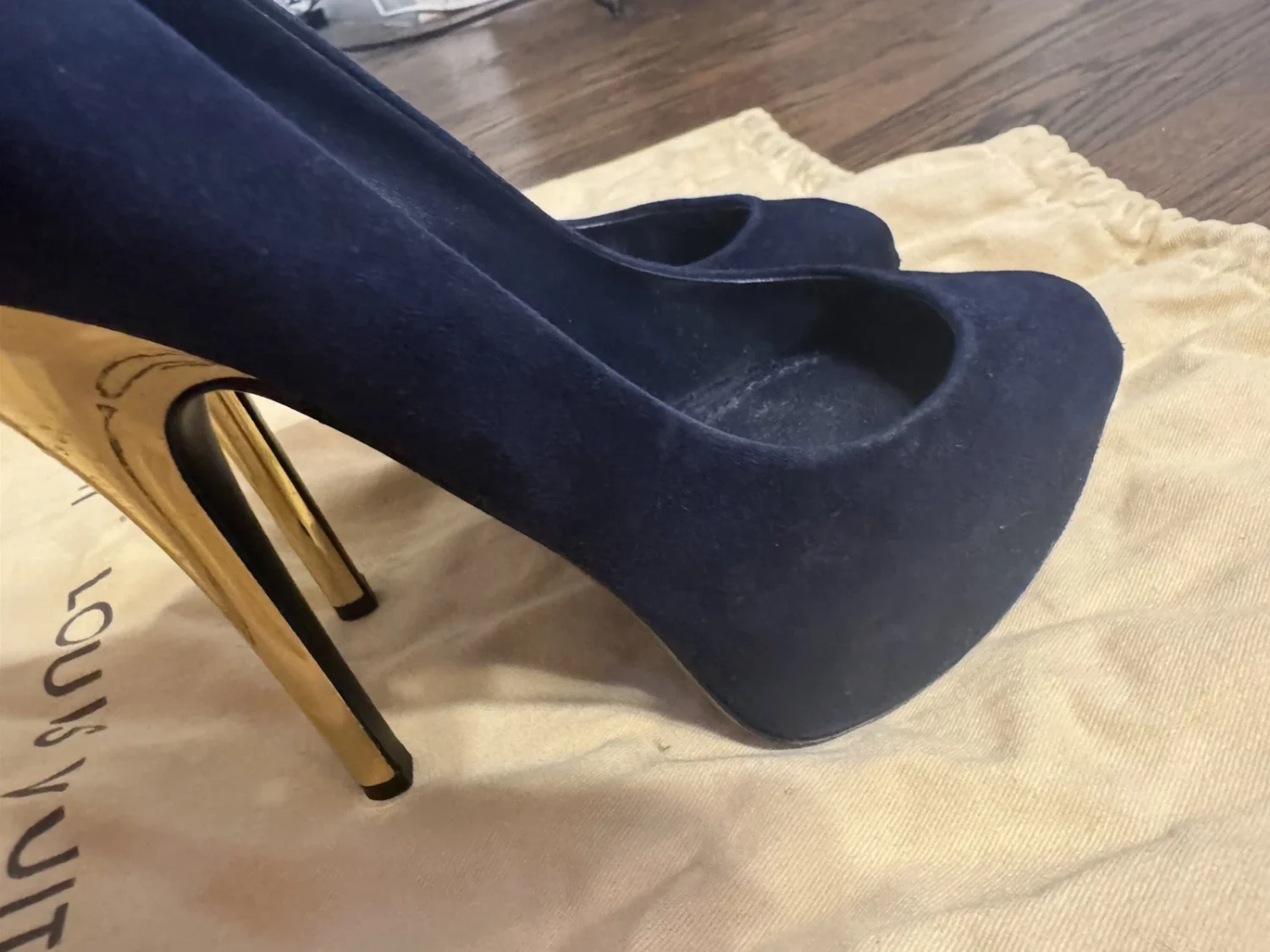 路易威登女式蓝色麂皮绒露趾细高跟鞋金色标志 7 码-