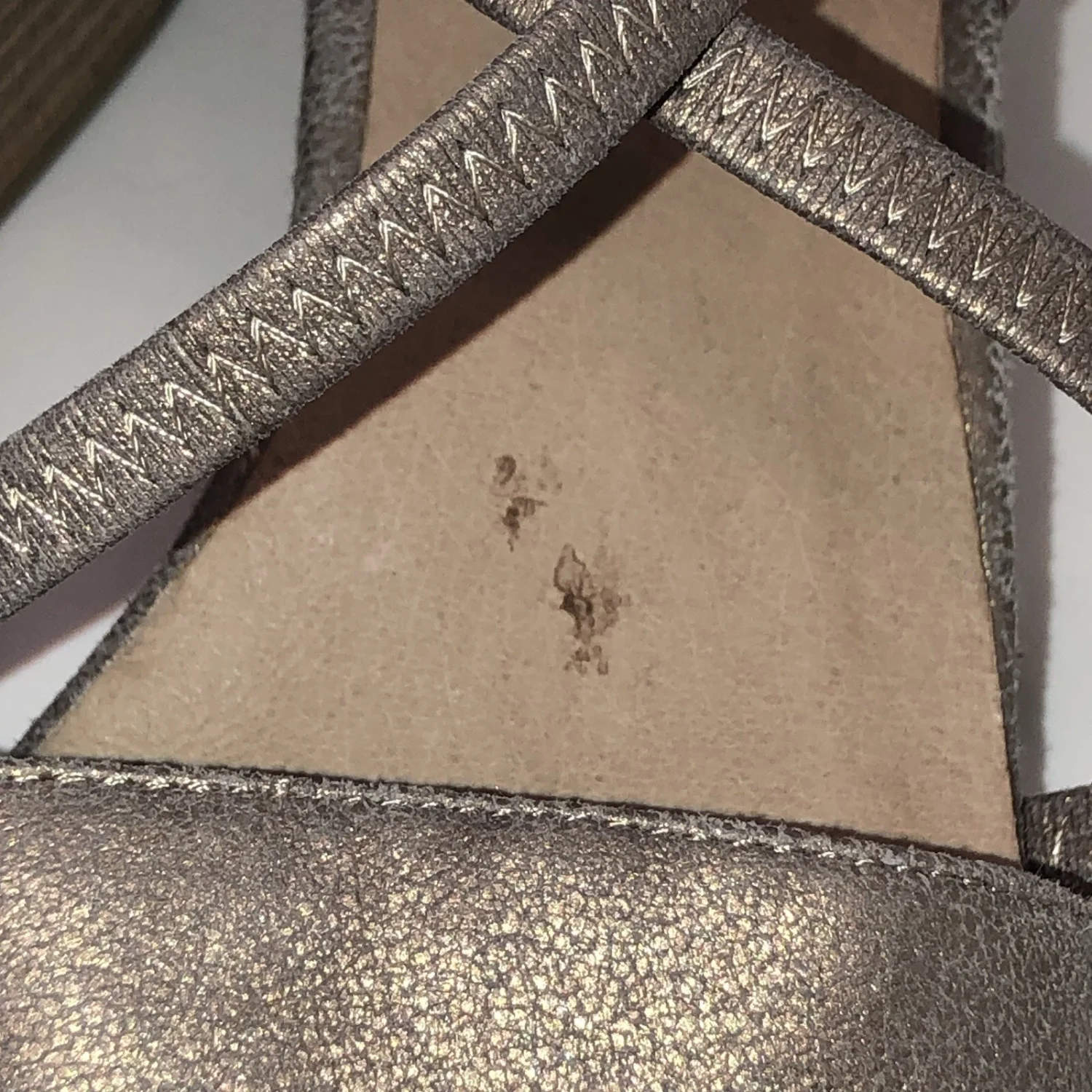 Eileen Fisher Poet Criss Cross Pump 女式 9 码堆叠粗跟金属色-