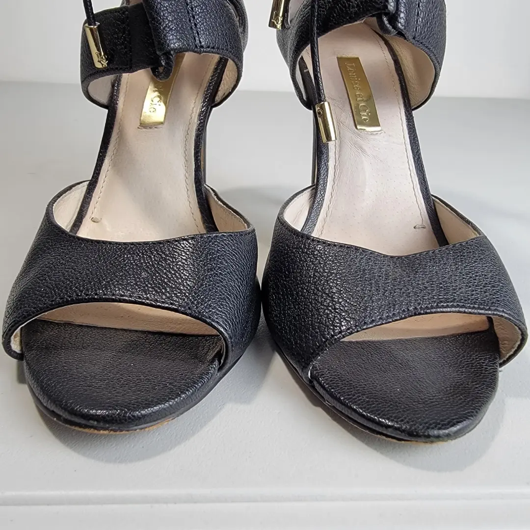 Louise et Cie Lo-Janell 黑色鹅卵石皮革细高跟鞋 3.75 英寸 - 6.5 米-