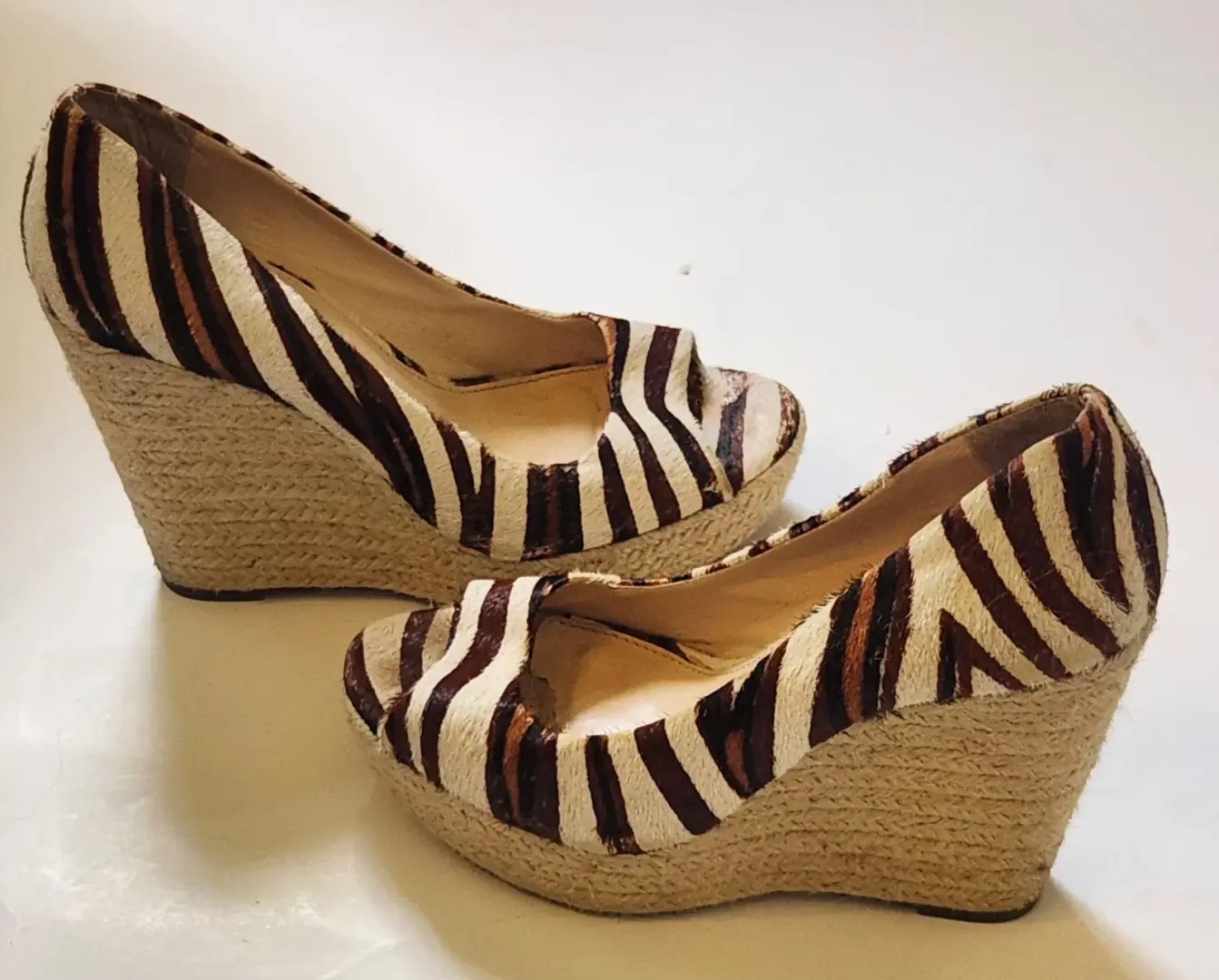 Vince Camuto 斑马动物印花小腿毛露趾懒人楔形鞋跟 7-