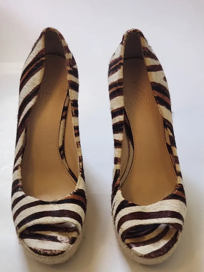 Vince Camuto 斑马动物印花小腿毛露趾懒人楔形鞋跟 7-