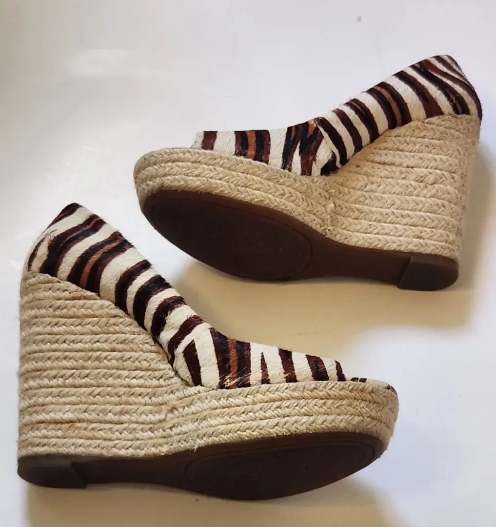 Vince Camuto 斑马动物印花小腿毛露趾懒人楔形鞋跟 7-