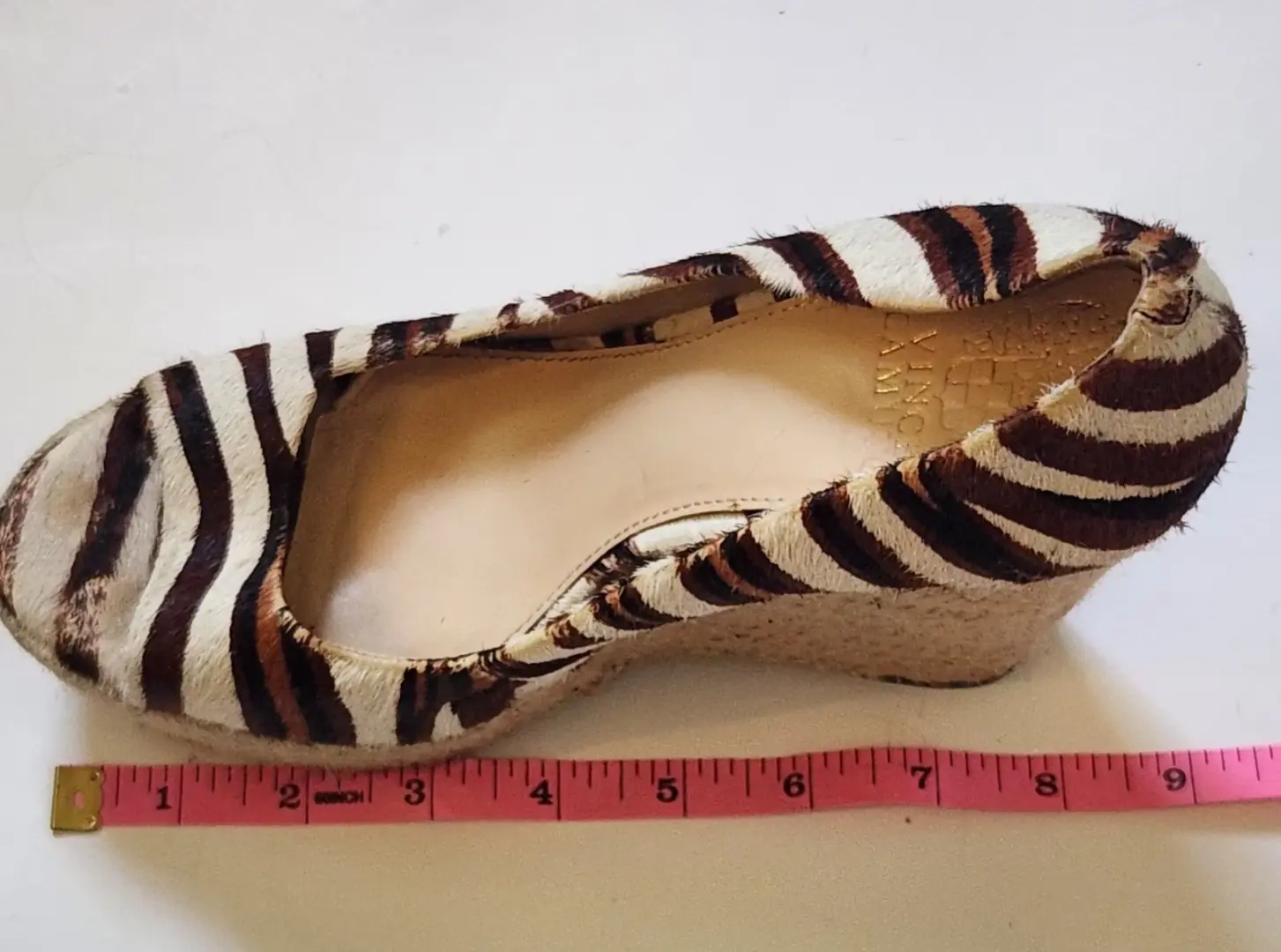 Vince Camuto 斑马动物印花小腿毛露趾懒人楔形鞋跟 7-