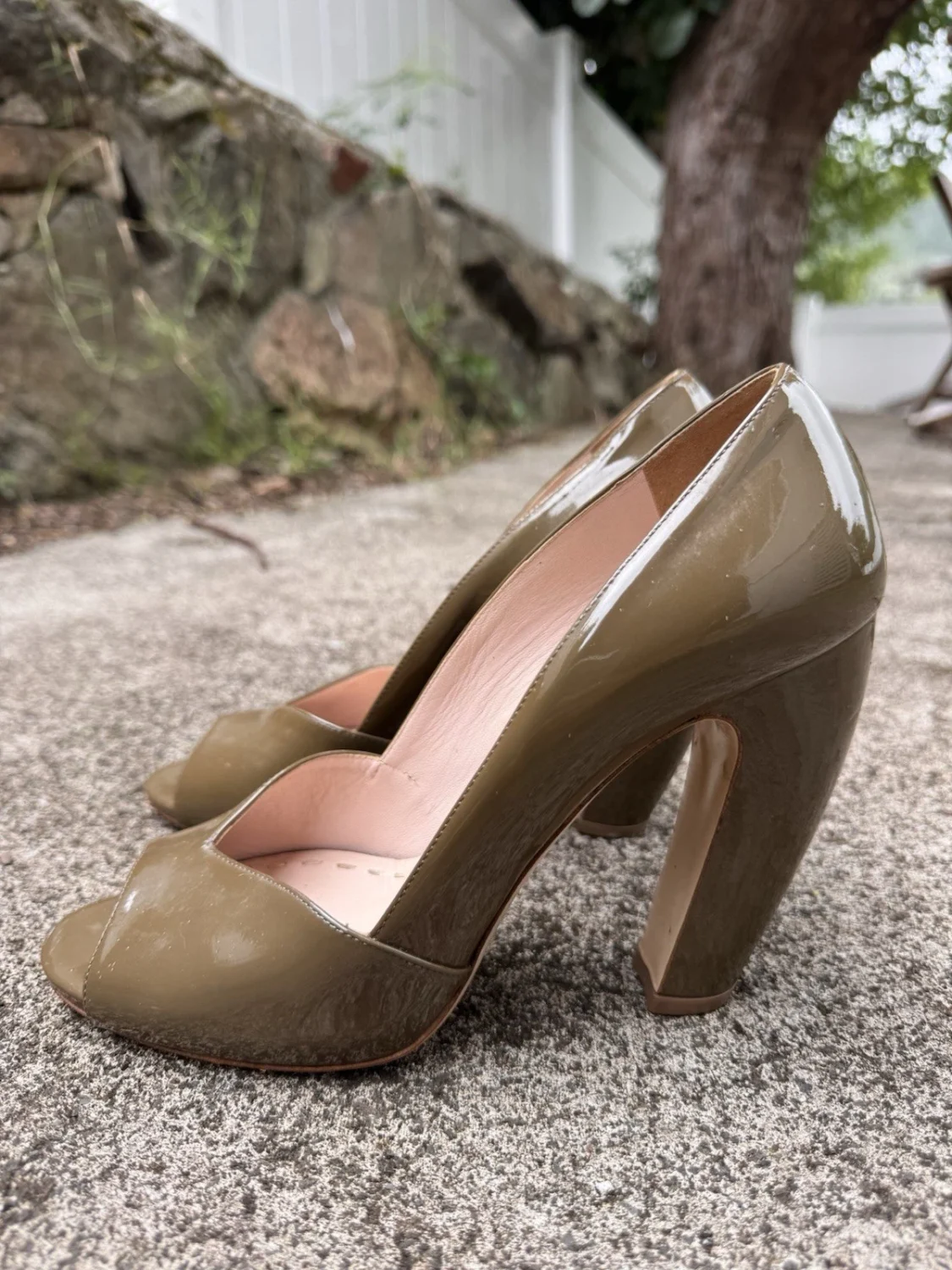 Miu Miu 女式橄榄漆皮露趾粗跟高跟鞋懒人鞋 8 码 -