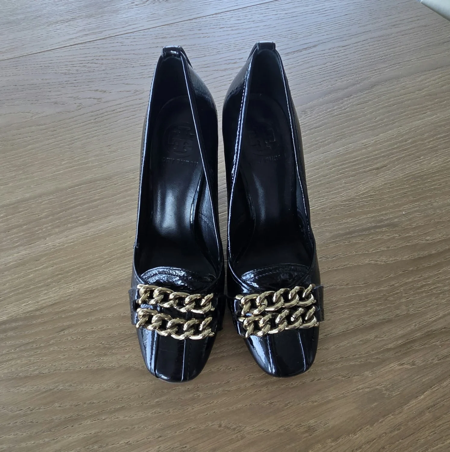 Tory Burch 黑色漆皮泵杏仁脚趾懒人鞋带链条口音 7.5 米-