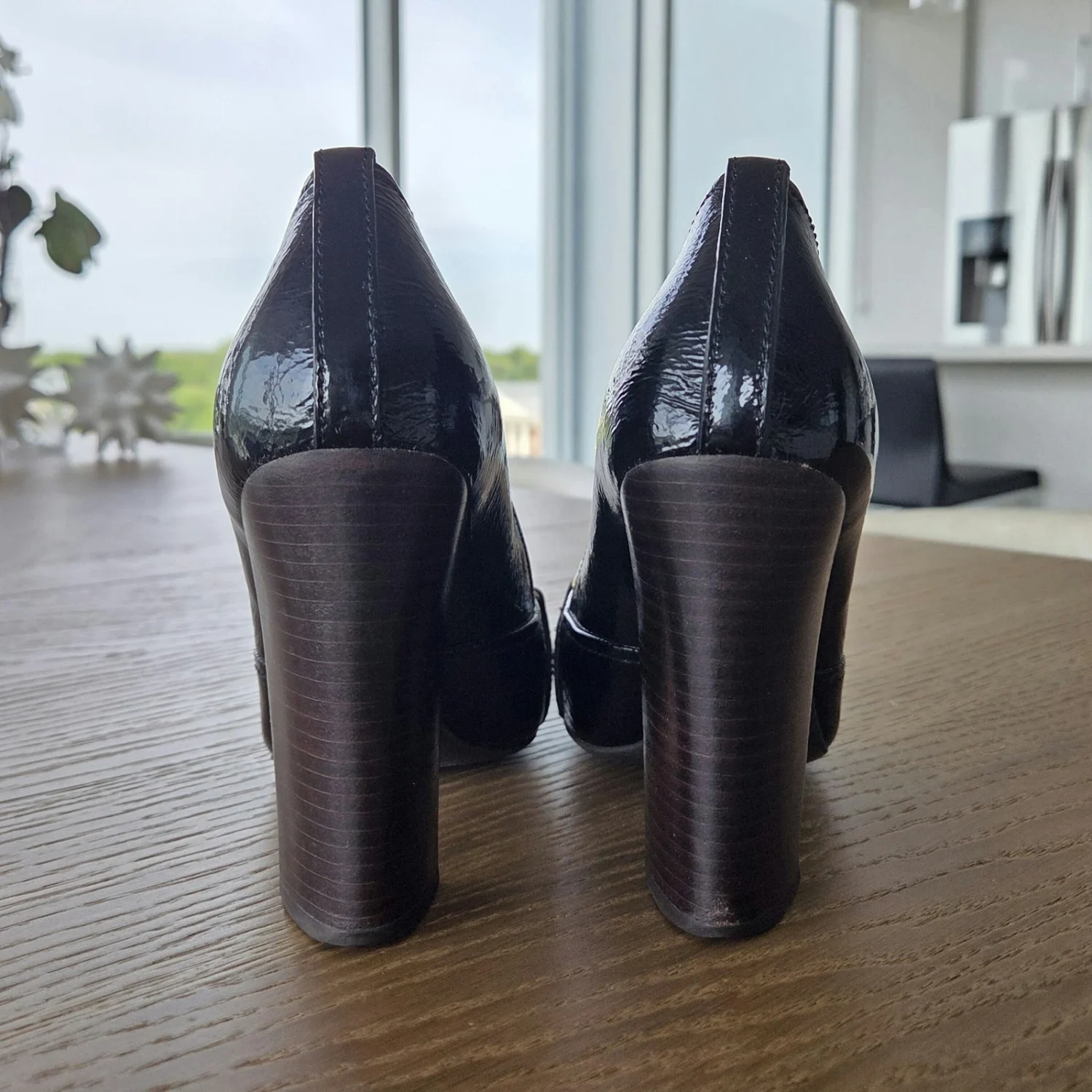 Tory Burch 黑色漆皮泵杏仁脚趾懒人鞋带链条口音 7.5 米-