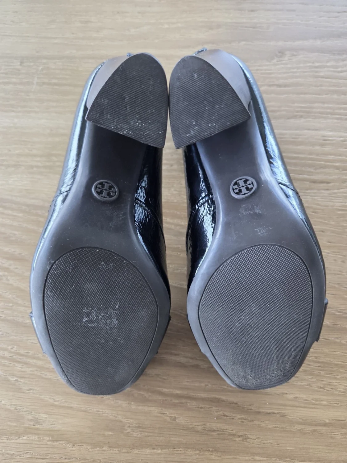 Tory Burch 黑色漆皮泵杏仁脚趾懒人鞋带链条口音 7.5 米-
