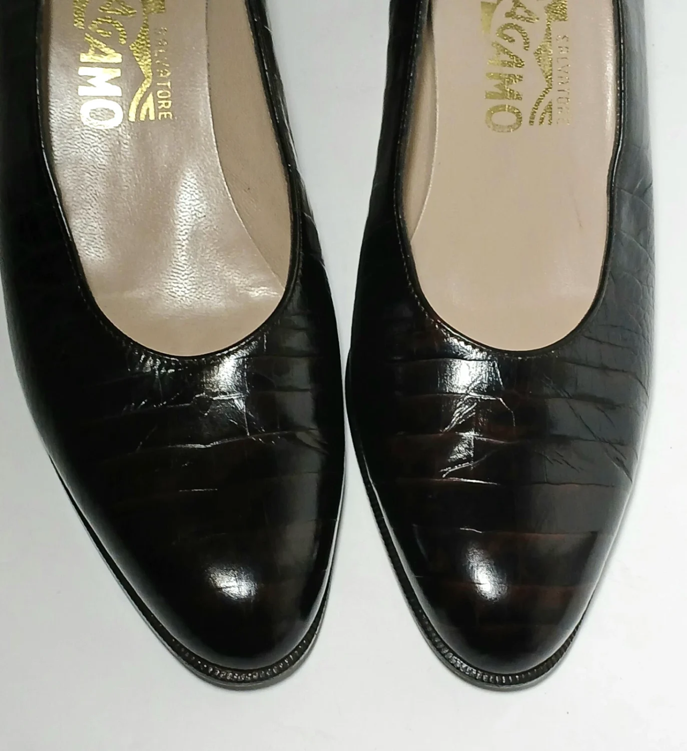 Ferragamo 深棕色鳄鱼浮雕 Leathe 高跟鞋 尺码 8 AA-