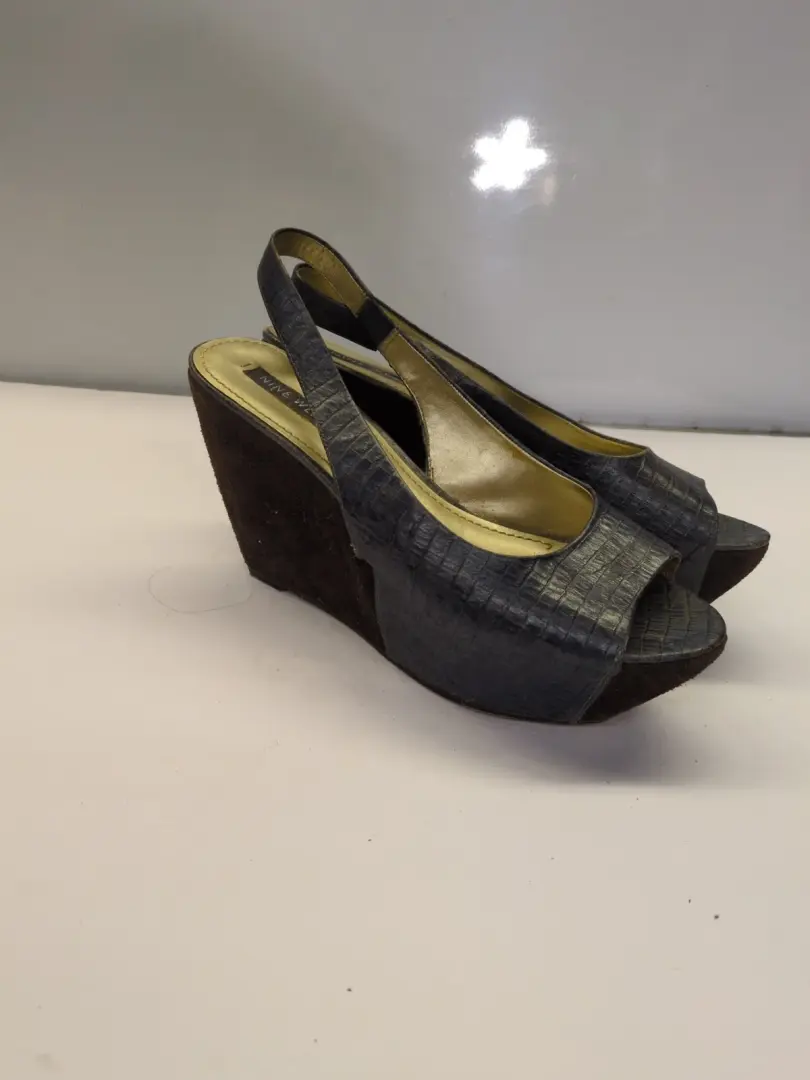 Nine West 9.5 米蓝色皮革蛇皮鞋面带棕色麂皮绒厚底 4.25 英寸楔形鞋 -