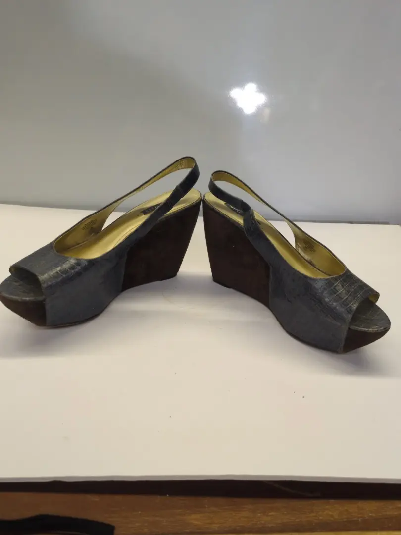 Nine West 9.5 米蓝色皮革蛇皮鞋面带棕色麂皮绒厚底 4.25 英寸楔形鞋 -