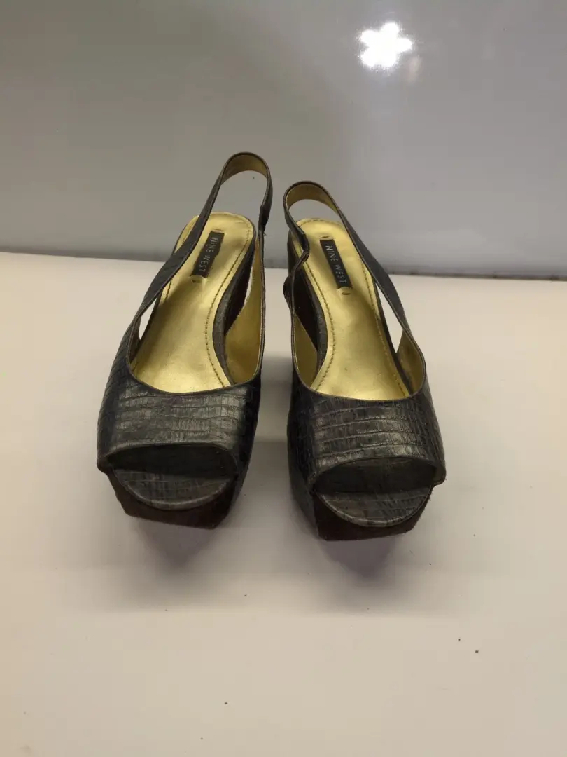 Nine West 9.5 米蓝色皮革蛇皮鞋面带棕色麂皮绒厚底 4.25 英寸楔形鞋 -