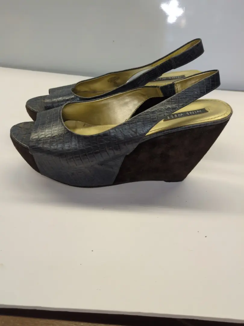Nine West 9.5 米蓝色皮革蛇皮鞋面带棕色麂皮绒厚底 4.25 英寸楔形鞋 -