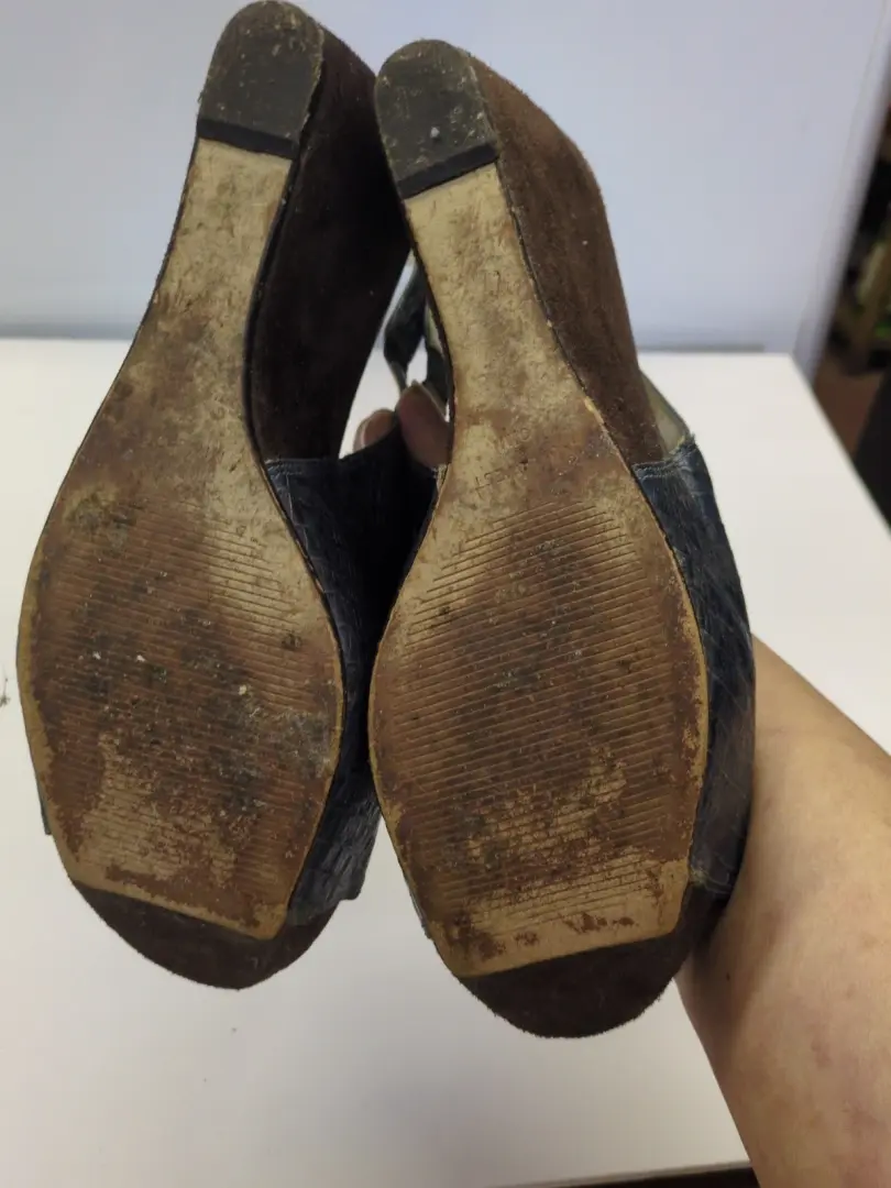 Nine West 9.5 米蓝色皮革蛇皮鞋面带棕色麂皮绒厚底 4.25 英寸楔形鞋 -