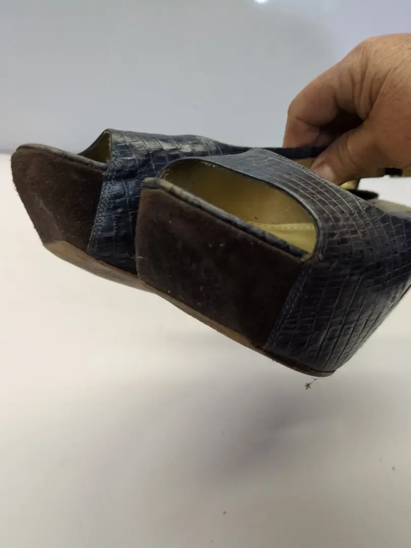 Nine West 9.5 米蓝色皮革蛇皮鞋面带棕色麂皮绒厚底 4.25 英寸楔形鞋 -