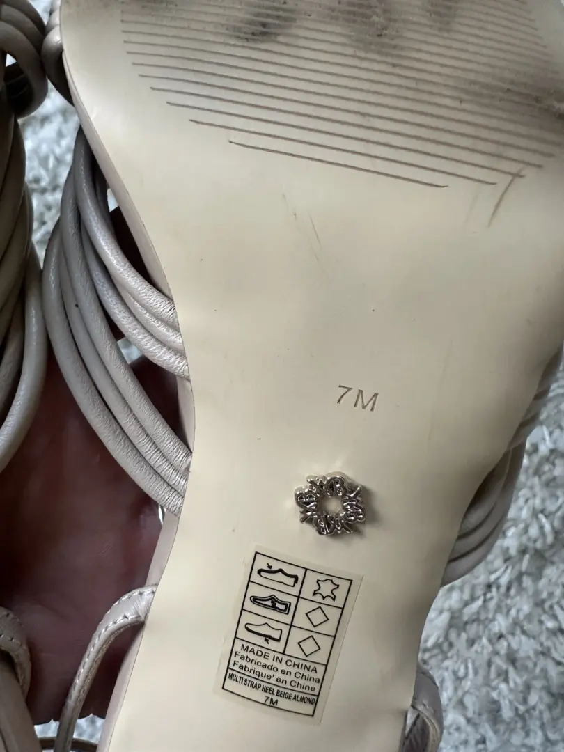 White House Black Market Cream 多带高跟鞋 7 码-