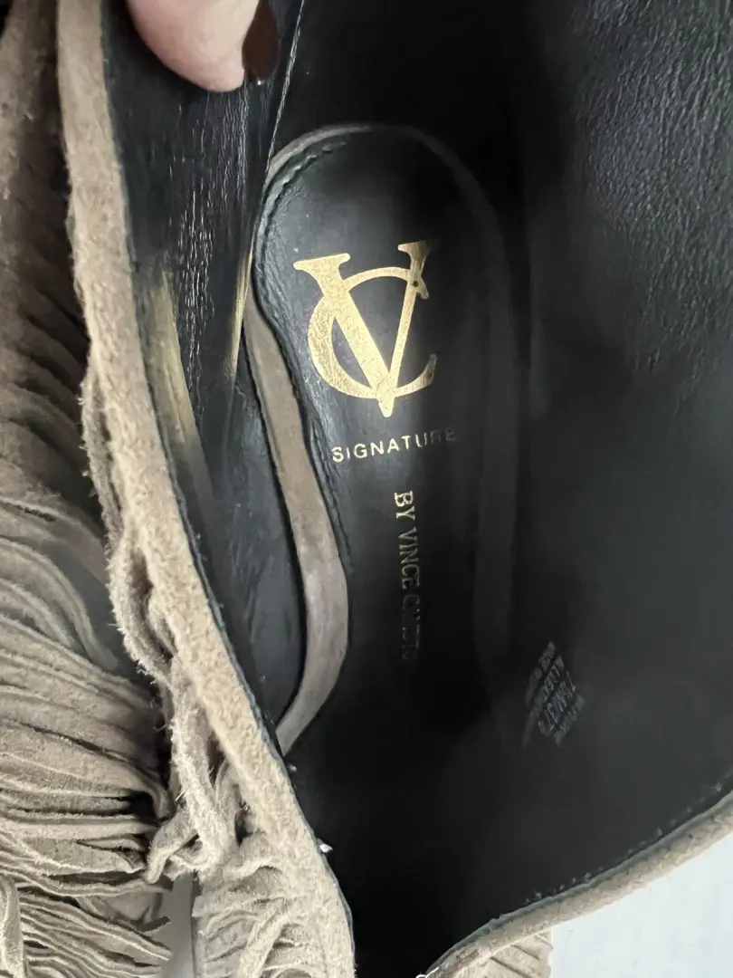 Vince Camuto 流苏麂皮绒露趾短靴波西米亚节日高跟鞋灰褐色 7.5-