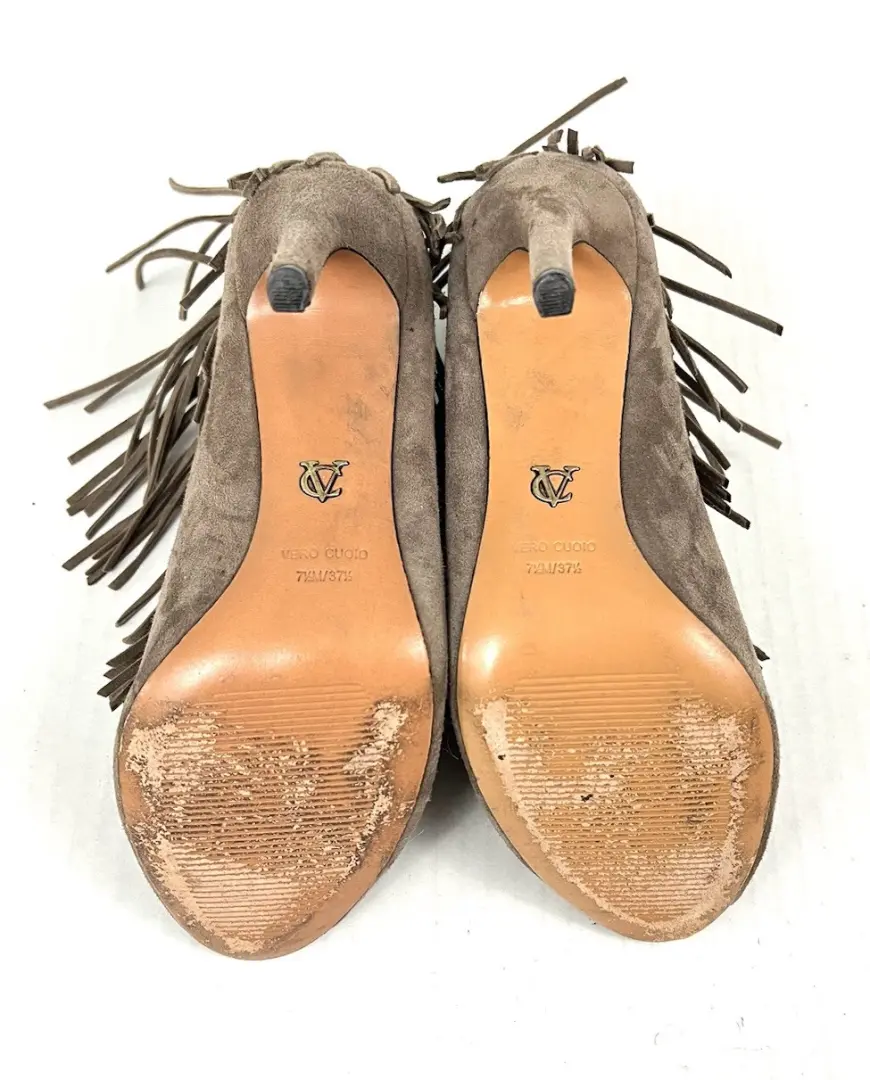 Vince Camuto 流苏麂皮绒露趾短靴波西米亚节日高跟鞋灰褐色 7.5-