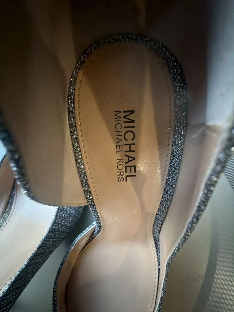 Michael Kors 银色闪光尖头 D'Orsay 泵尺寸 6M-