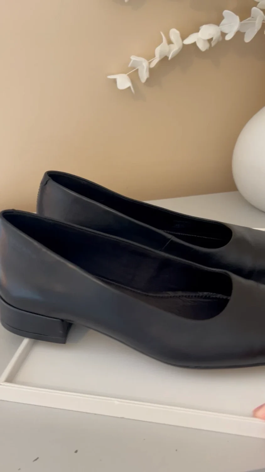 Like New! Vagabond Shoemakers Black Leather Debbi 1” Heeled Pump Size EU37/US7