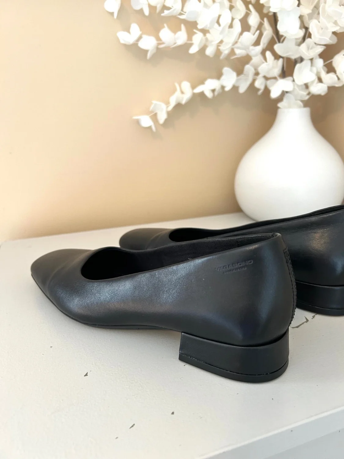 Like New! Vagabond Shoemakers Black Leather Debbi 1” Heeled Pump Size EU37/US7
