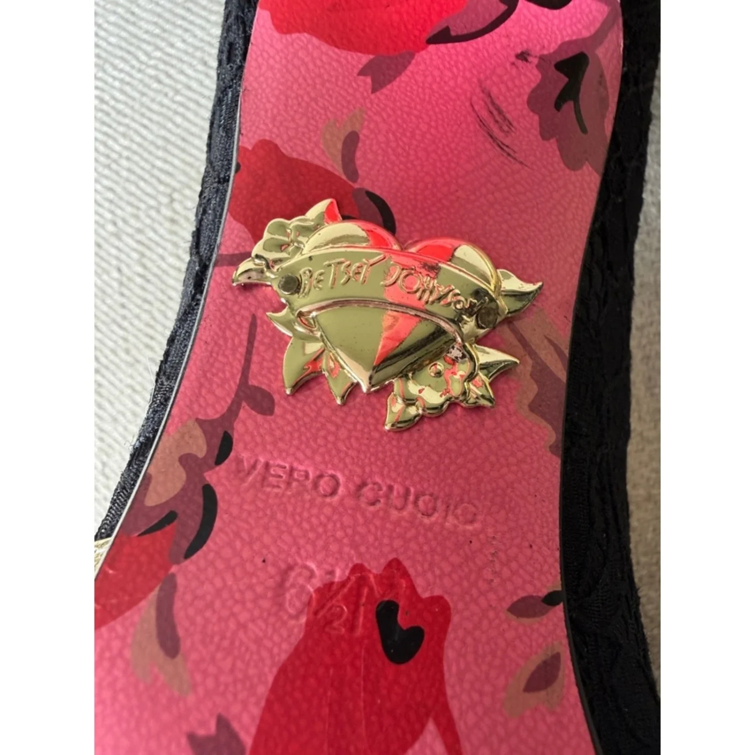 Betsey Johnson 6.5 码黑色花边高跟鞋带金色蝴蝶结口音-