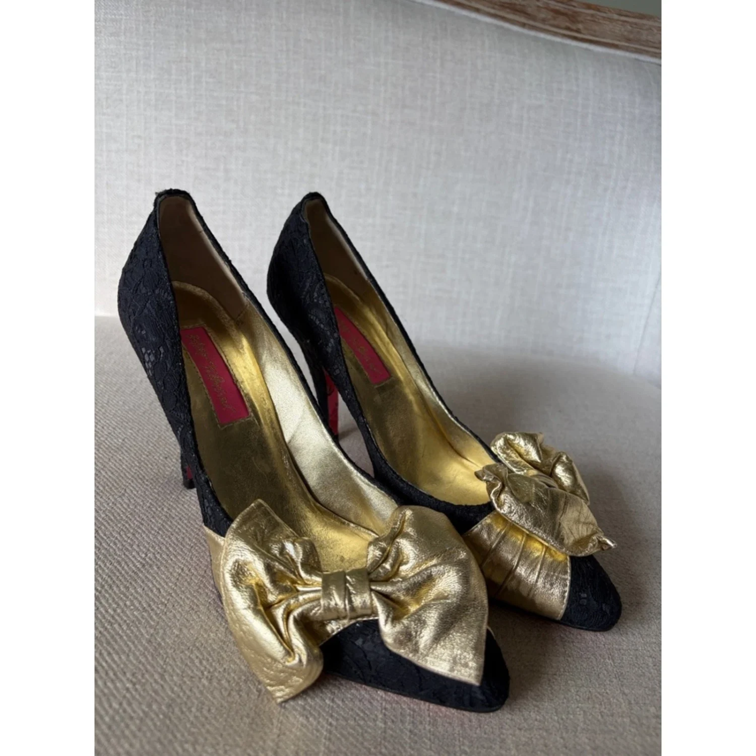 Betsey Johnson 6.5 码黑色花边高跟鞋带金色蝴蝶结口音-