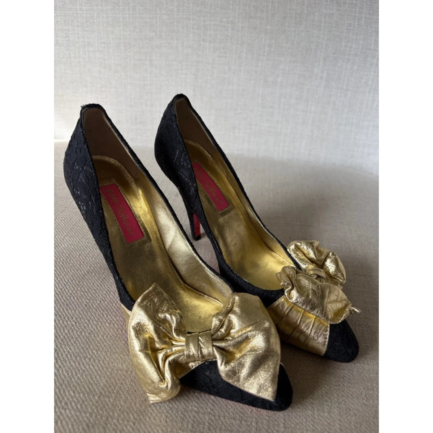 Betsey Johnson 6.5 码黑色花边高跟鞋带金色蝴蝶结口音-