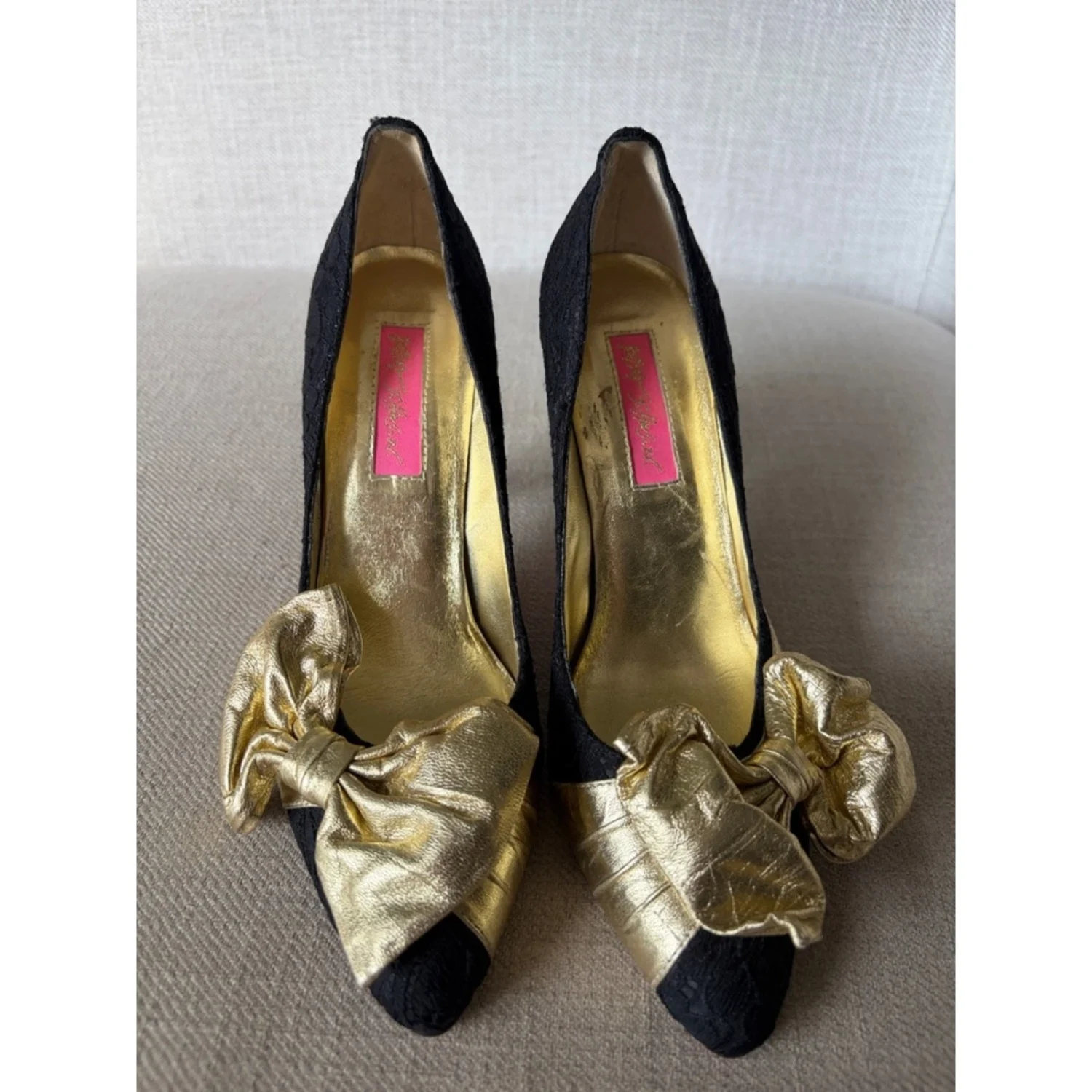 Betsey Johnson 6.5 码黑色花边高跟鞋带金色蝴蝶结口音-